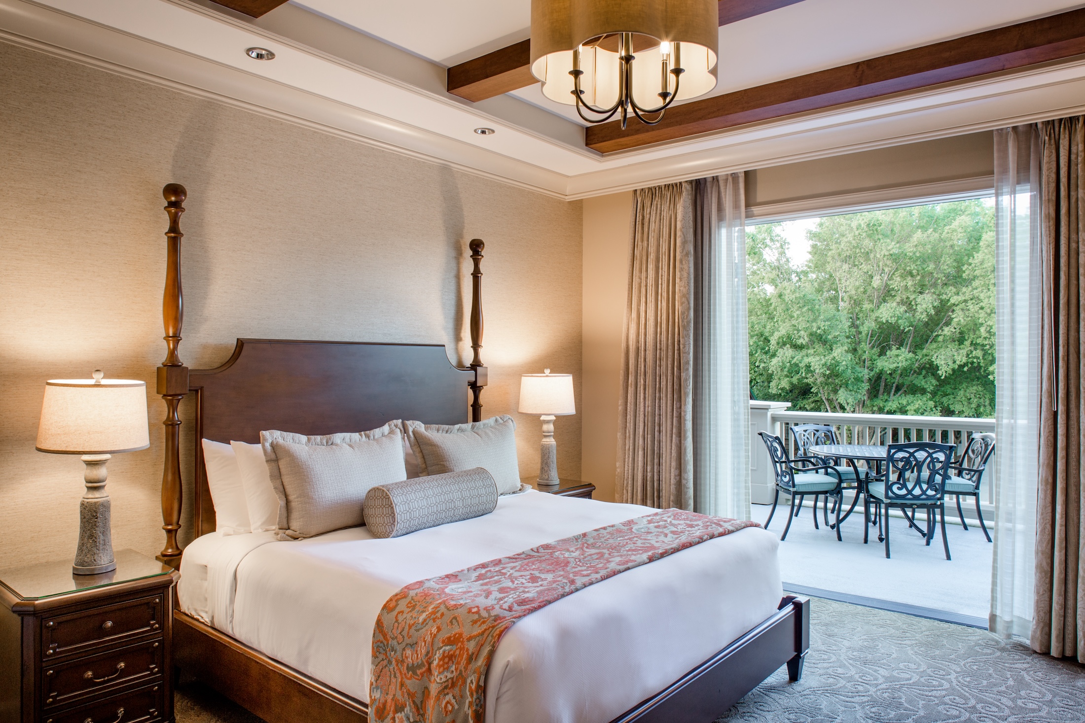 A queen room with a furnished patio in an inn at Barnsley Resort.