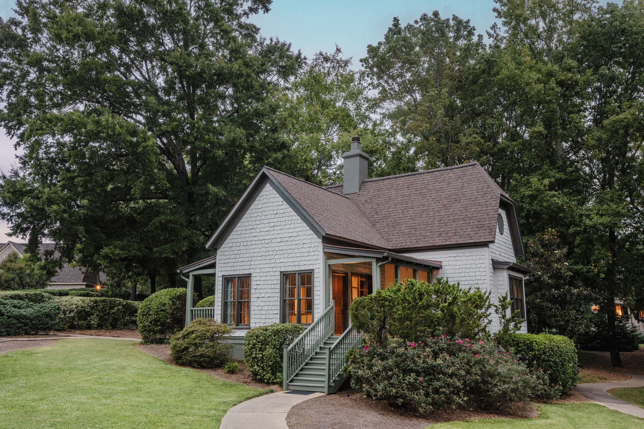 The exterior of an Arbor cottage at Barnsley Resort.